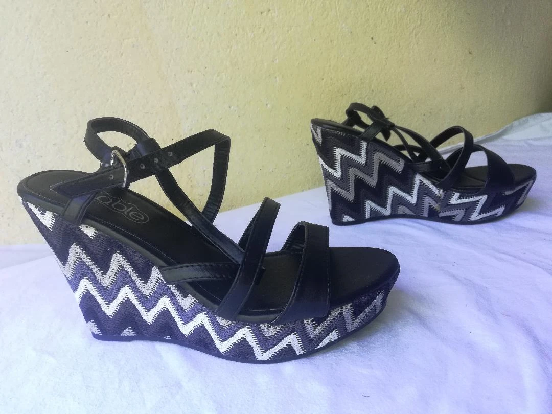 Sandalias negras de tacón compensado bicolor negro/gris talla 38-nuevas (defecto) – photo 9